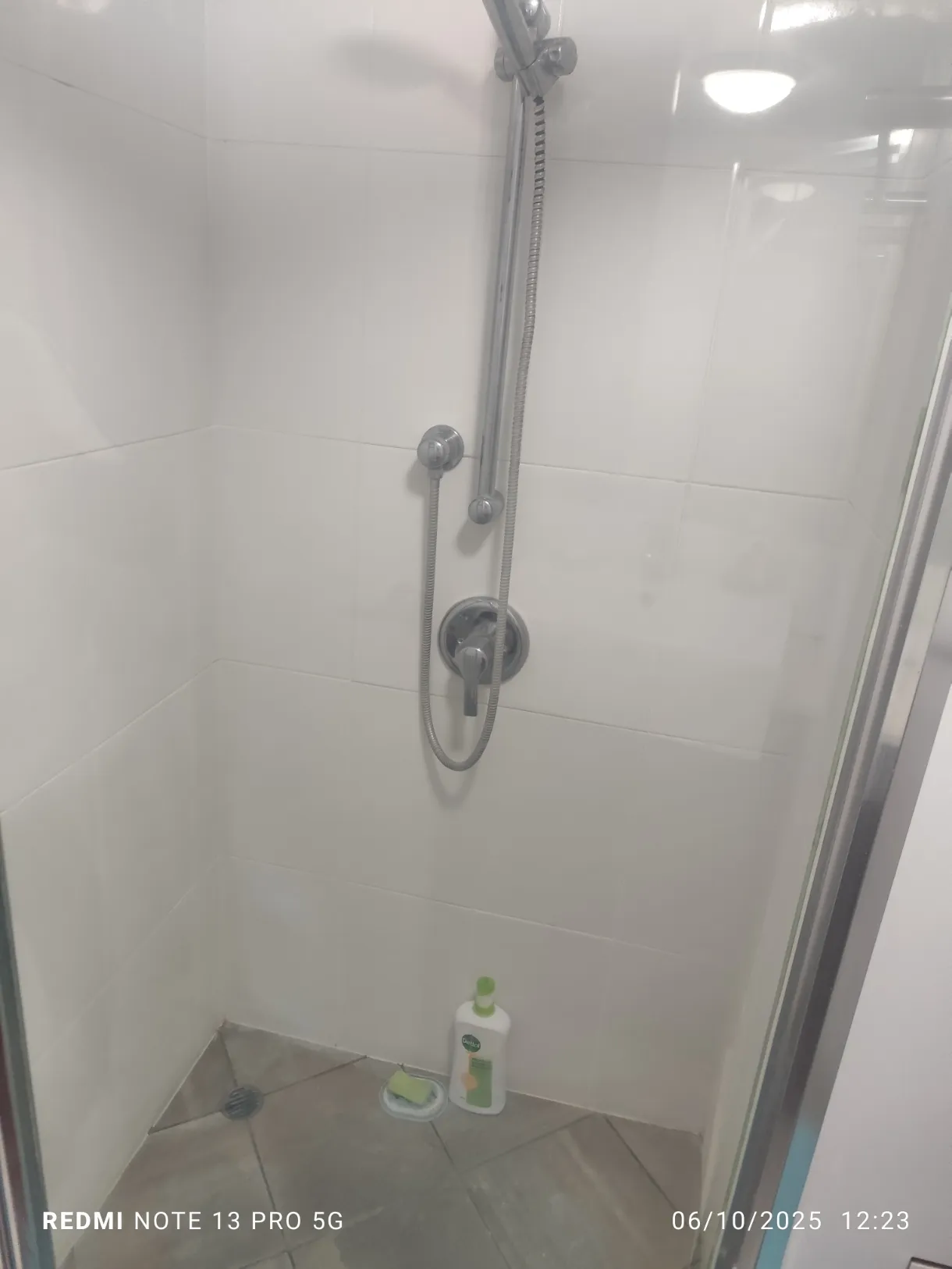 Shower glass with blue mat after cleaning
