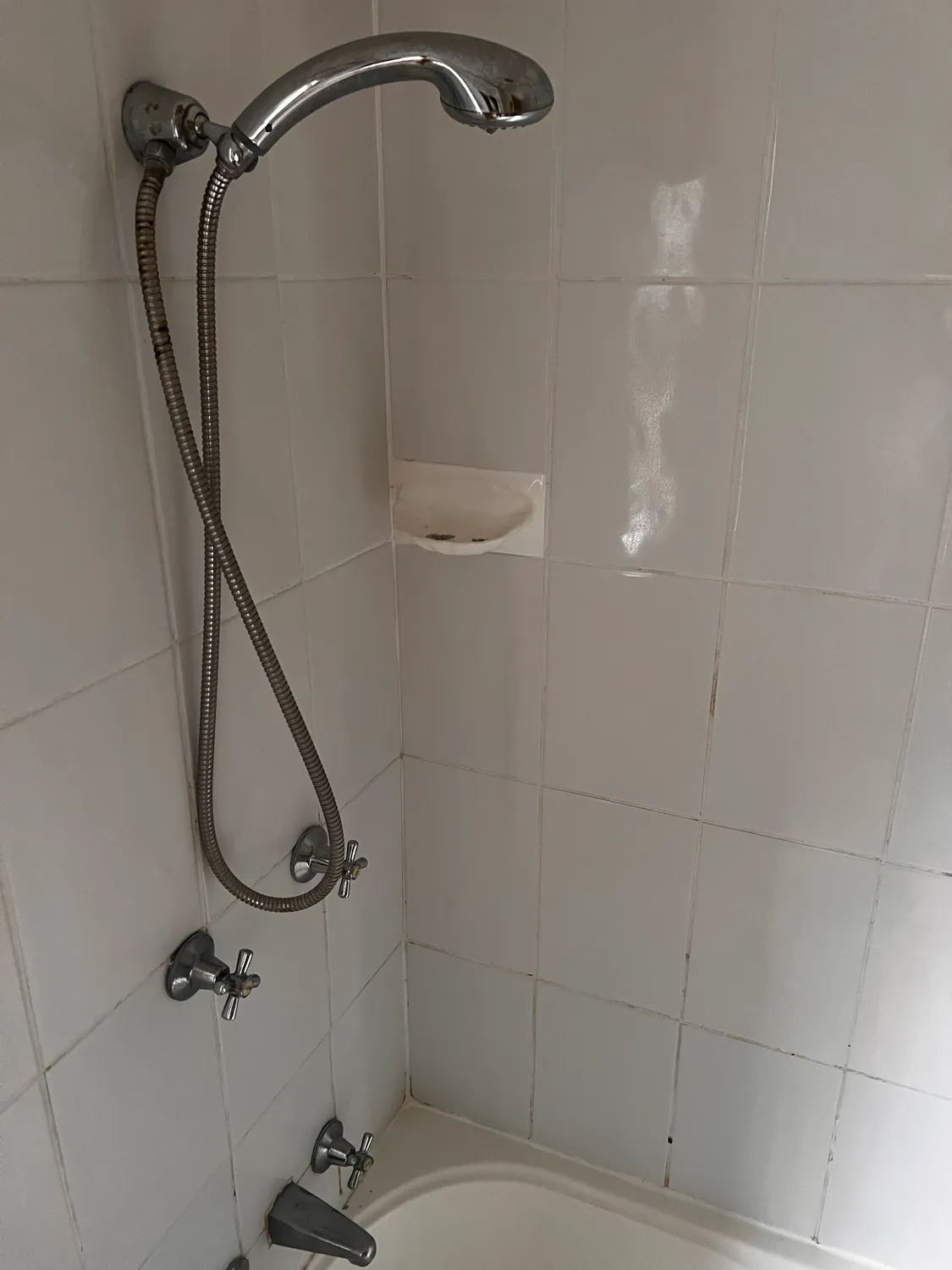 Bathtub taps and tiles after cleaning