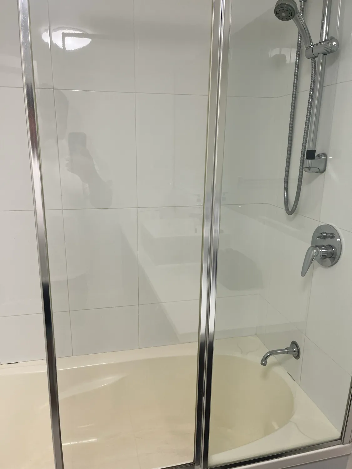Bathtub glass screen after cleaning